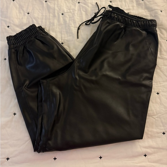 Abercrombie: vegan leather joggers - Picture 3 of 6